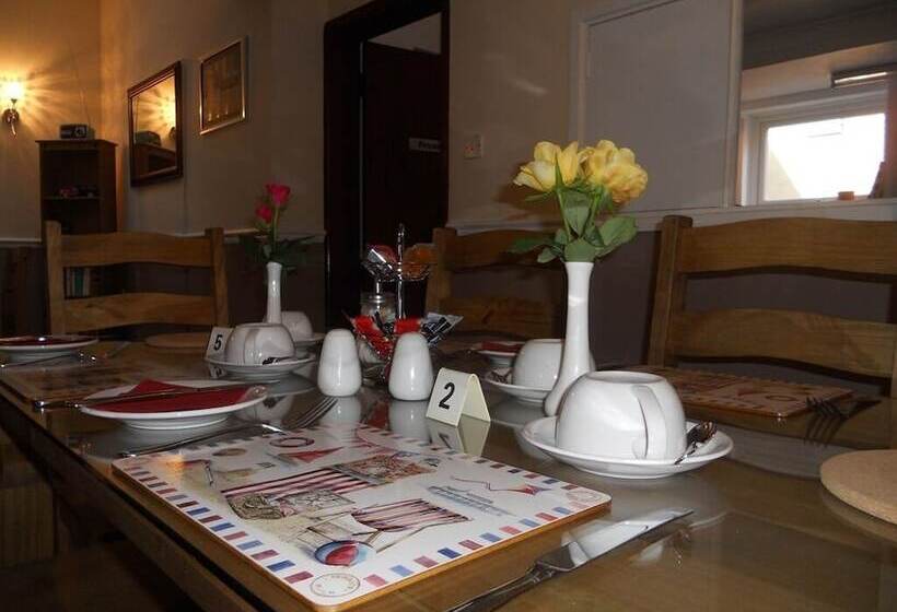 بنسيون All Seasons Guest House