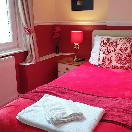 بنسيون All Seasons Guest House