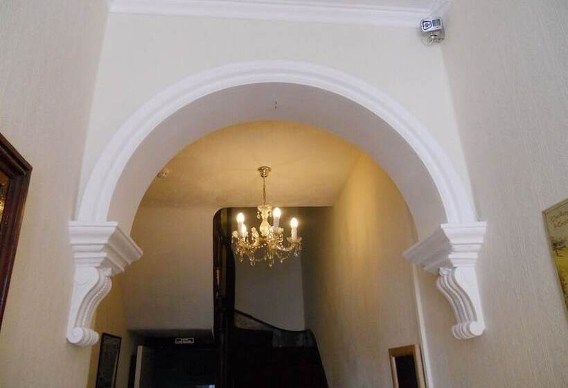 بنسيون All Seasons Guest House