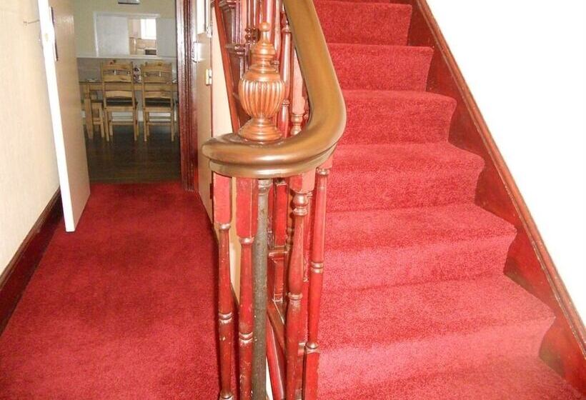 بنسيون All Seasons Guest House