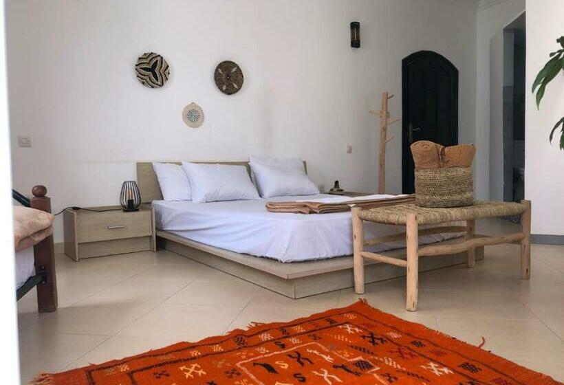 هاستل Arima Surf House