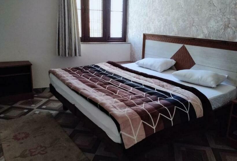 Hotel Oyo Flagship 70214 Trilokesh Rooms Banquet