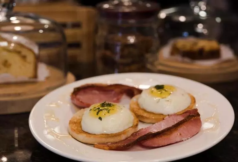 Отель The Churchill Court