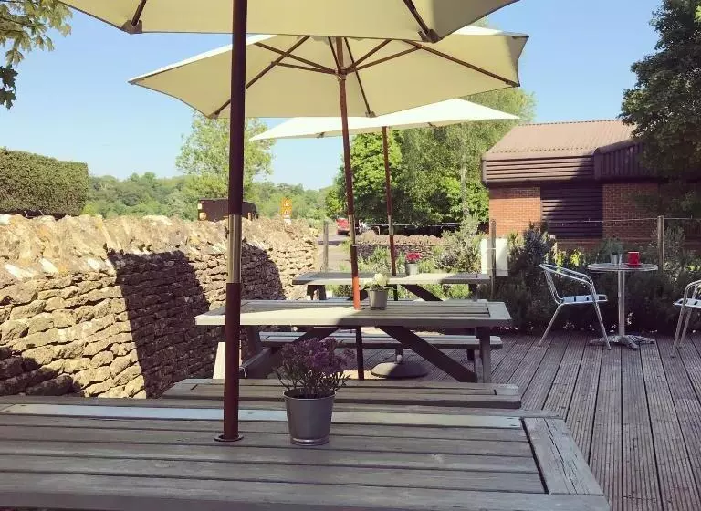 Отель The Churchill Court