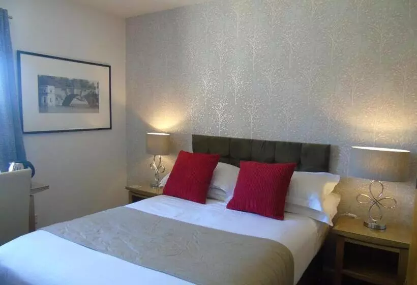 Отель The Churchill Court