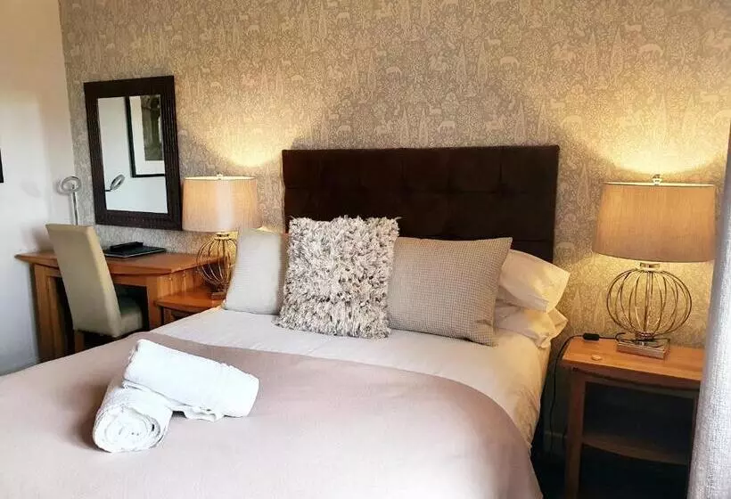 Отель The Churchill Court