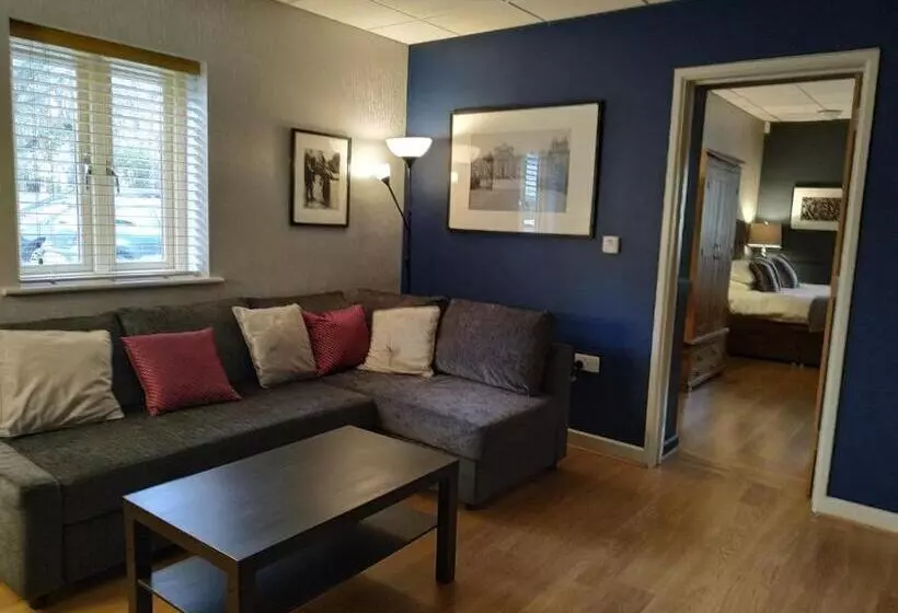 Отель The Churchill Court