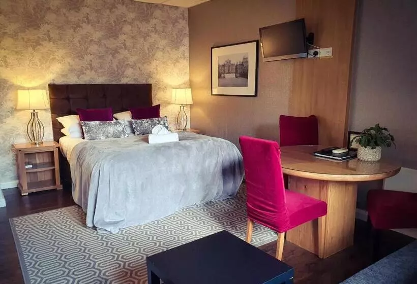 Отель The Churchill Court