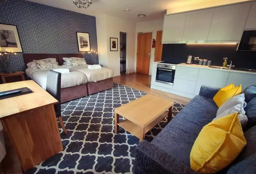 Отель The Churchill Court