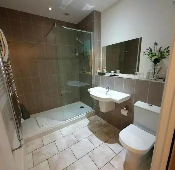 Отель The Churchill Court