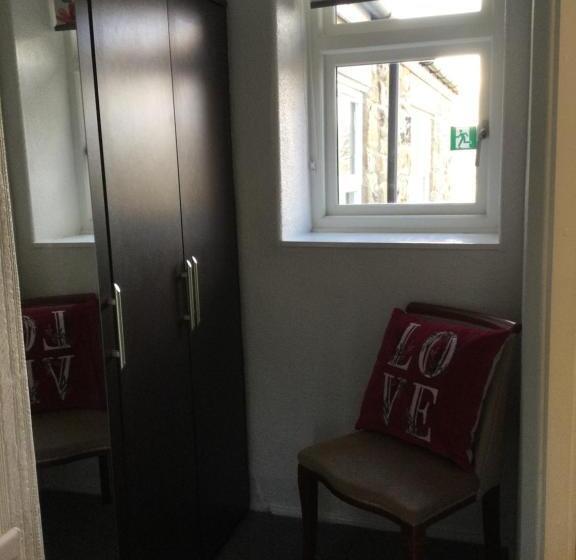 Отель Rose & Crown