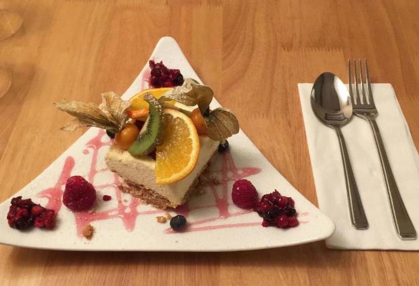 Отель Rose & Crown