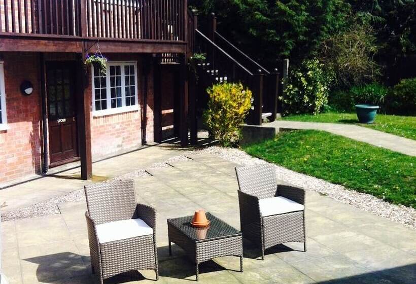 Отель The Charlton Inn