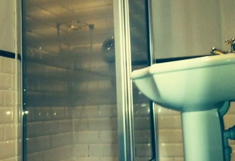 Отель The Charlton Inn