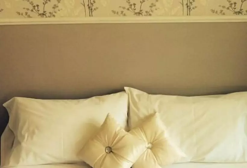 Отель The Charlton Inn