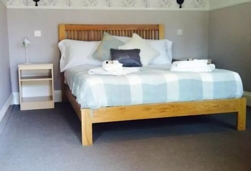 Отель The Charlton Inn