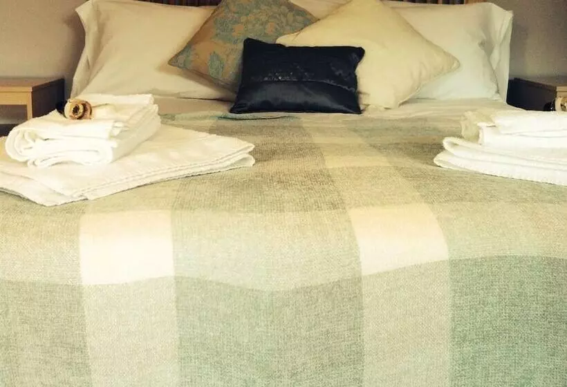 Отель The Charlton Inn