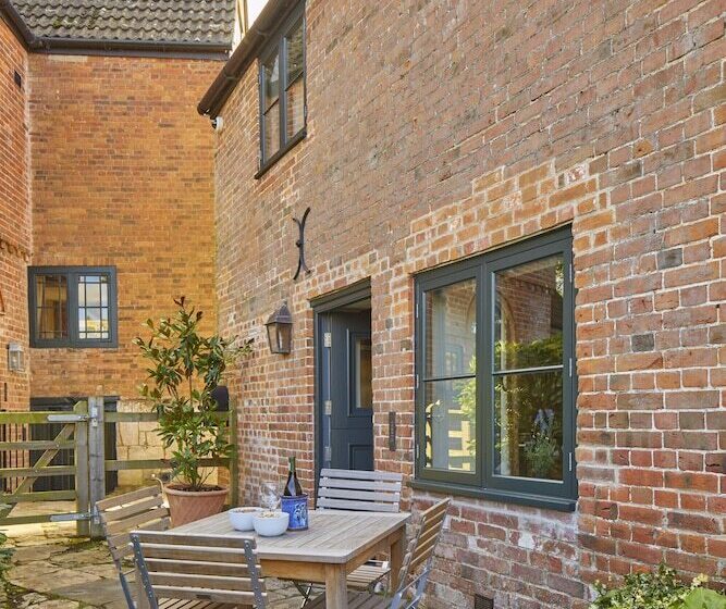 ホテル The Three Daggers