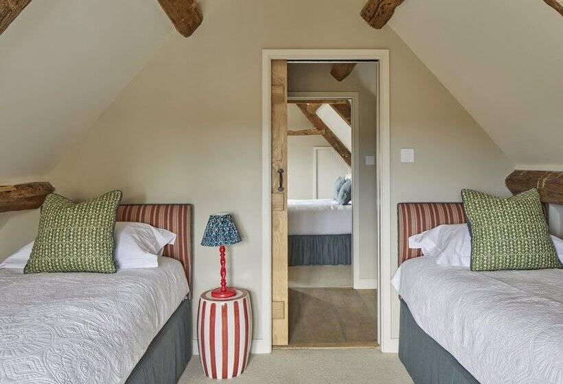 ホテル The Three Daggers