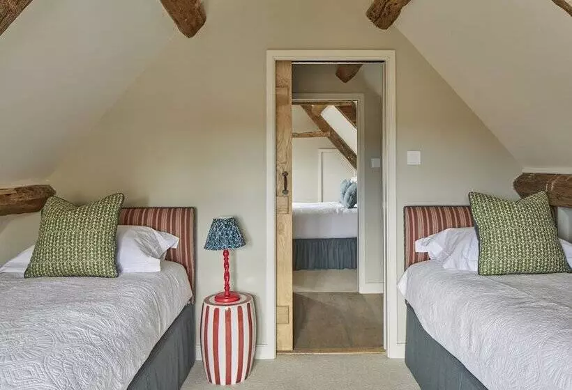 호텔 The Three Daggers