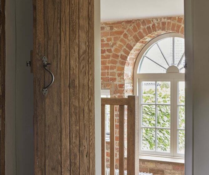 ホテル The Three Daggers