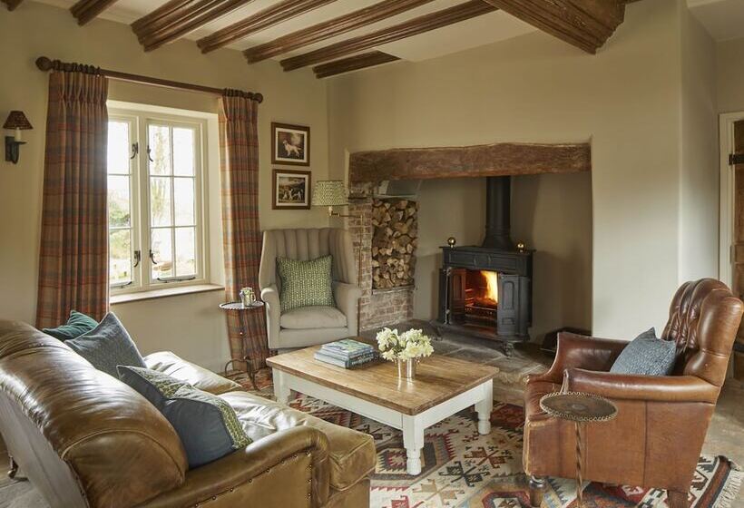 ホテル The Three Daggers