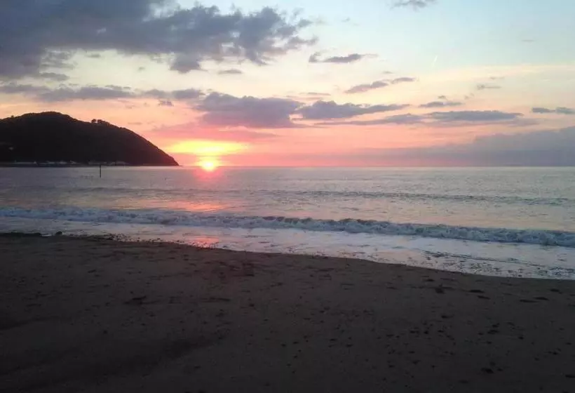 Stones Hotel And Bar