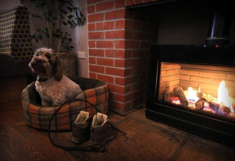 Stones Hotel And Bar