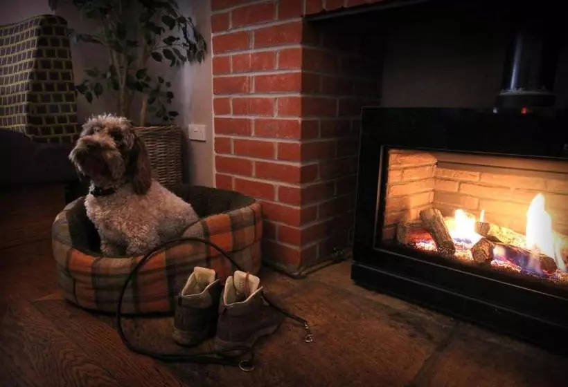 Stones Hotel And Bar