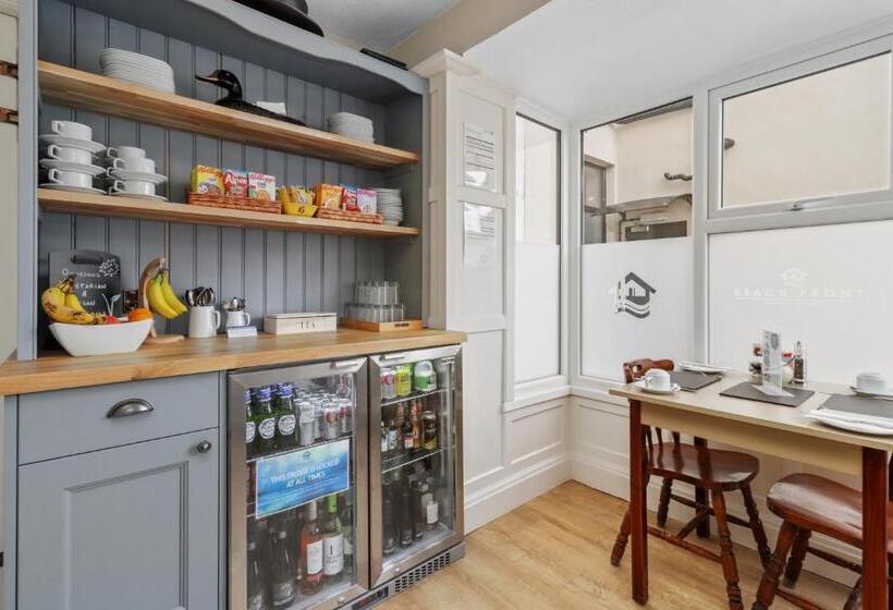 مبيت وإفطار Beach Front Guest House