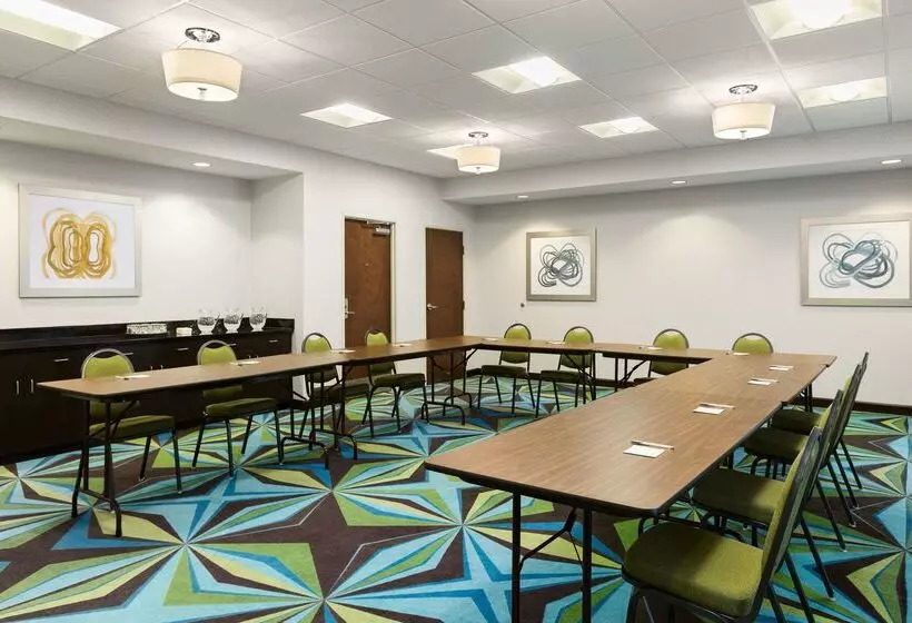 Отель Hampton Inn Fairmont