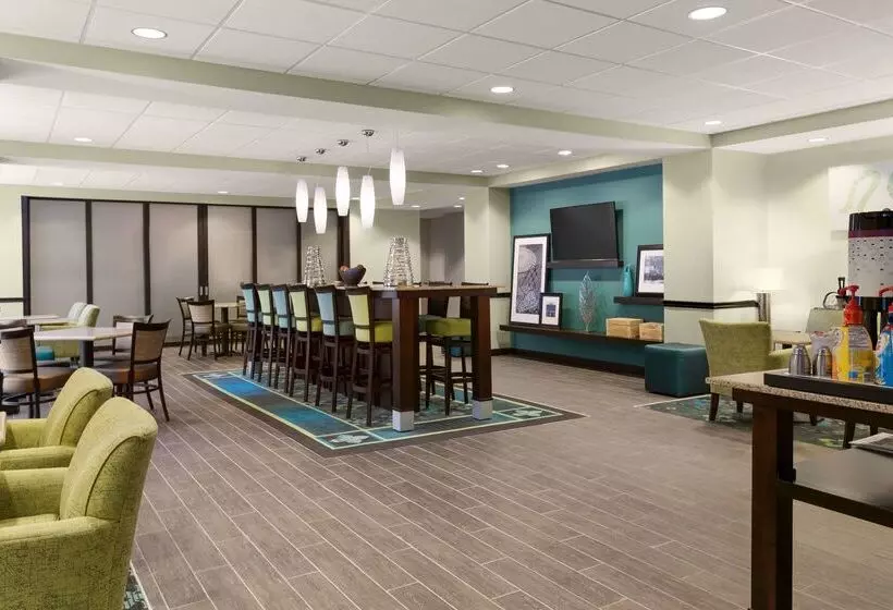 Отель Hampton Inn Fairmont