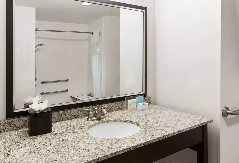 Отель Hampton Inn Fairmont