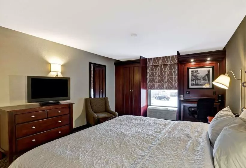 Отель Hampton Inn Fairmont