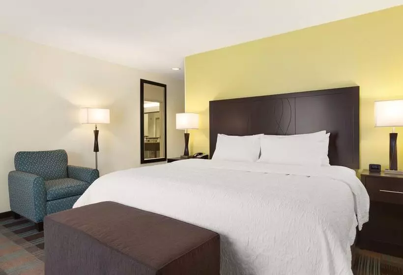 Отель Hampton Inn Fairmont