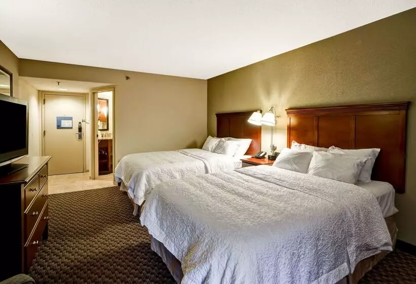 Отель Hampton Inn Fairmont