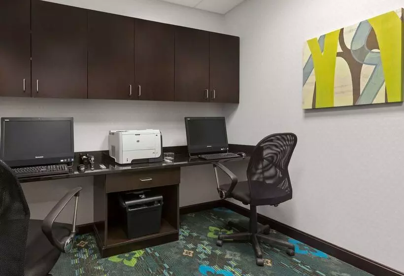 Отель Hampton Inn Fairmont