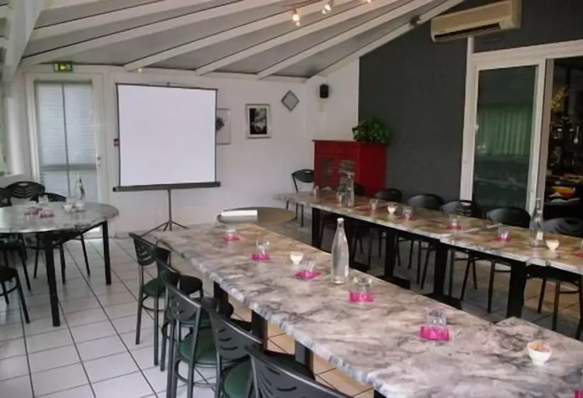 هتل Du Moulin à Vent Gerland