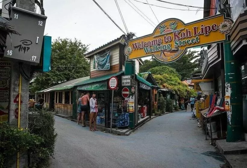 ホテル Lipe Banyan Apartments