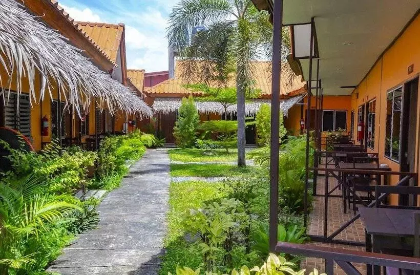 ホテル Lipe Banyan Apartments