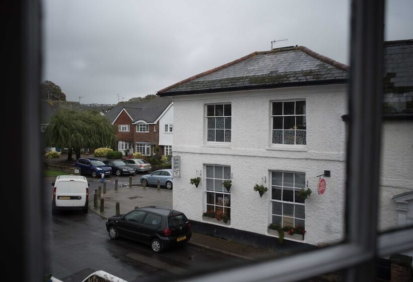 호텔 Village House Coaching Inn