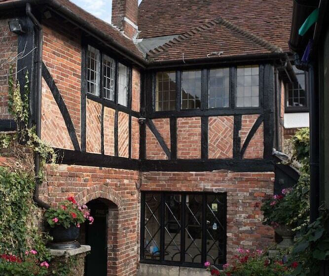 호텔 Village House Coaching Inn