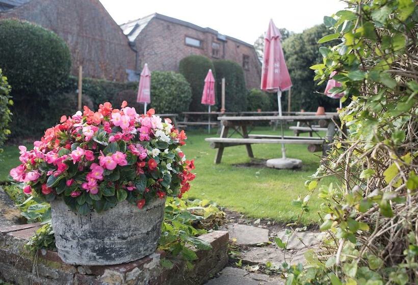 호텔 Village House Coaching Inn