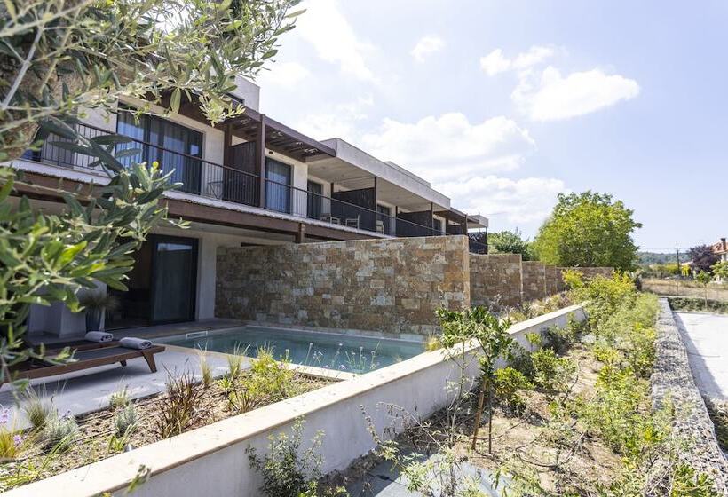 Отель Pnoes Luxury Suites