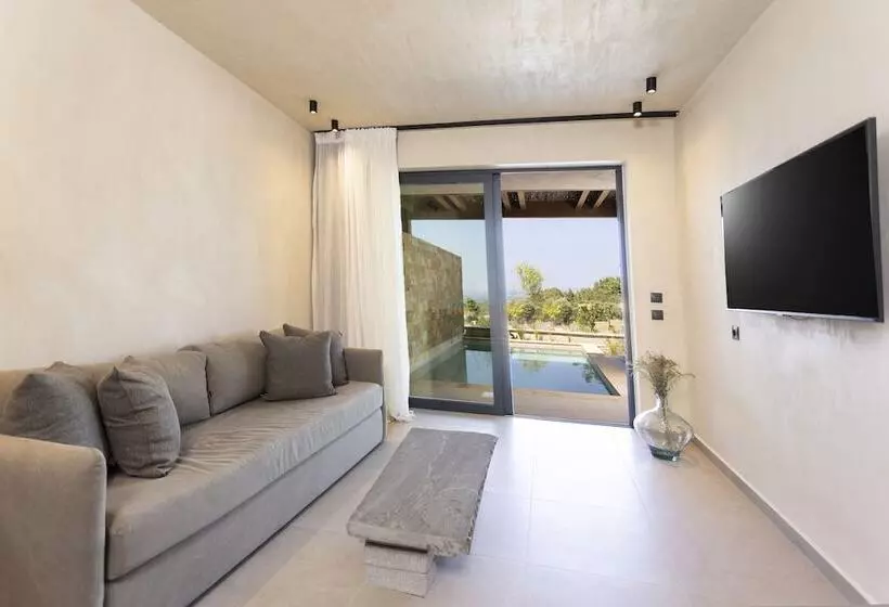 Hotelli Pnoes Luxury Suites