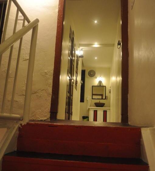 Red Inn Court   Hostel