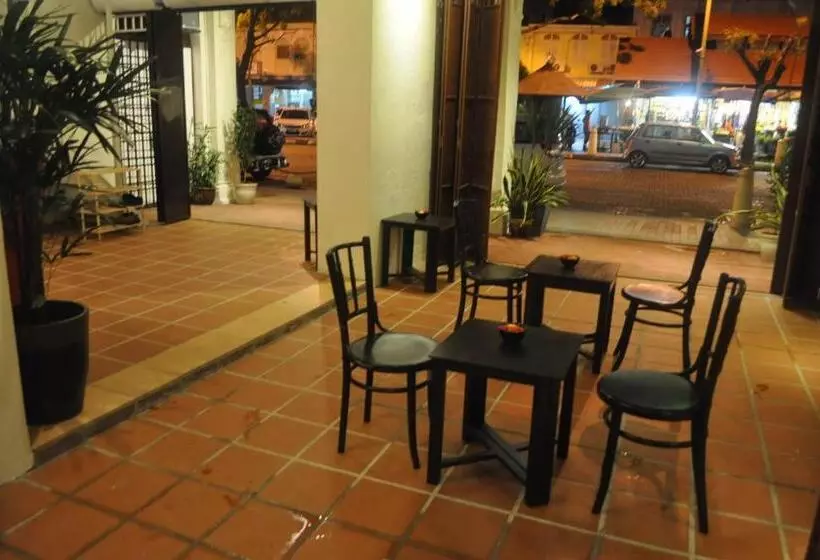 Red Inn Court   Hostel