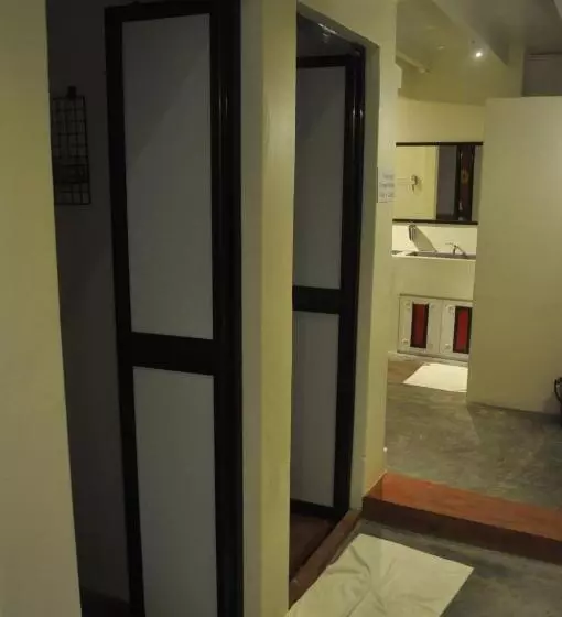 Red Inn Court   Hostel