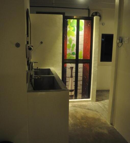 Red Inn Court   Hostel