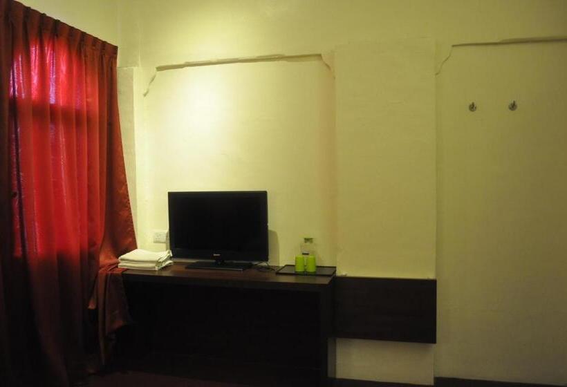 Red Inn Court   Hostel